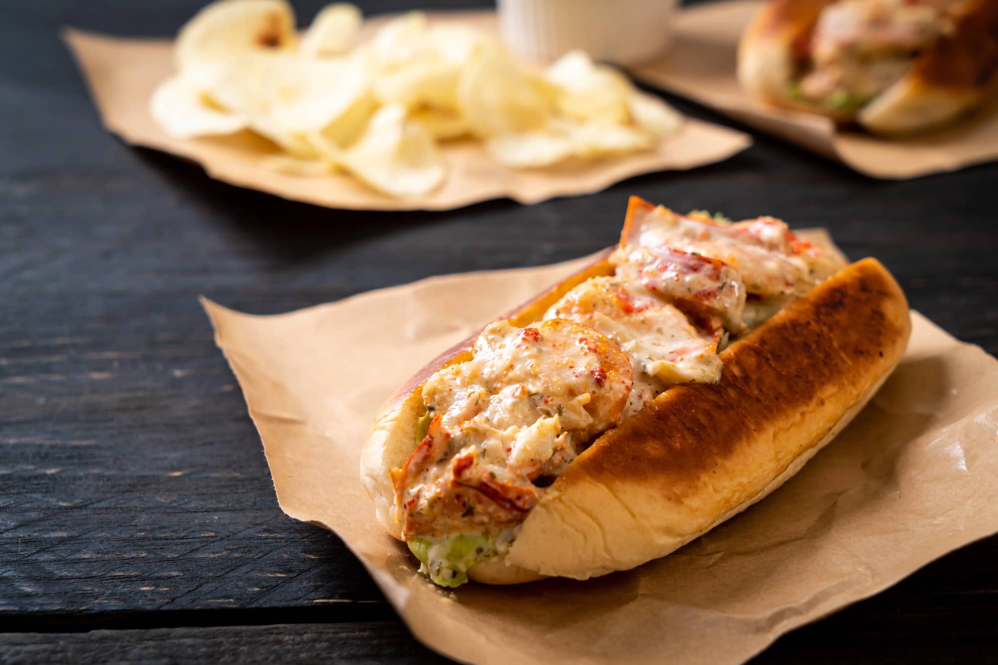 maine lobster roll with potato chips