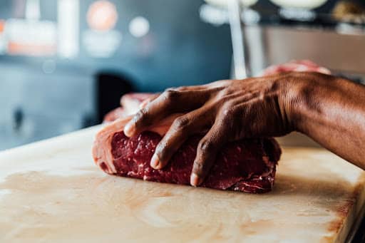 preparing picanha steak