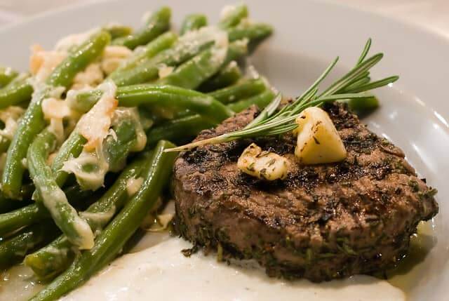 filet mignon with mushroom sauce and green beans