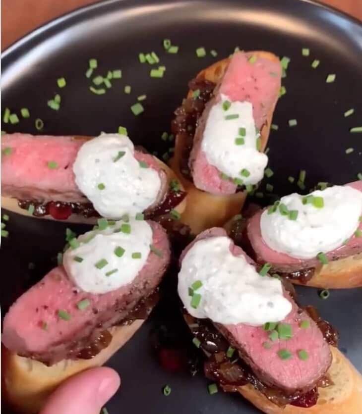 steak crostini with cranberry onion jam
