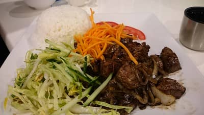 cube steak served with rice lettuce and carrots