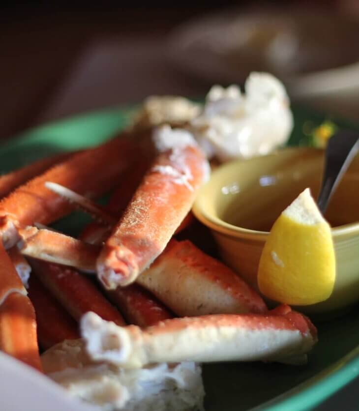 steamed crab legs served with butter