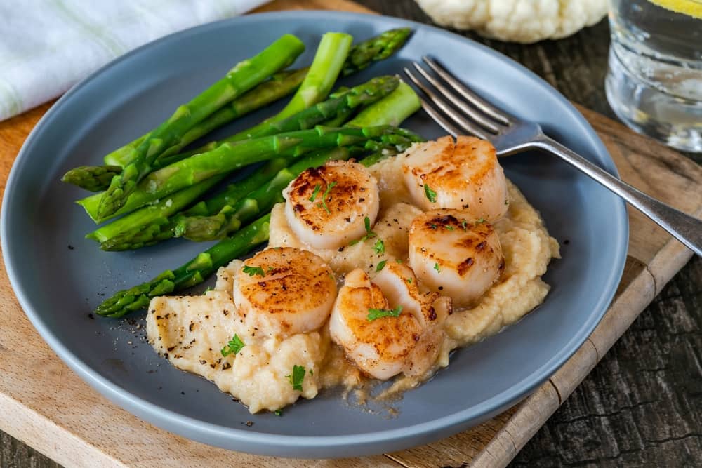 scallops with cauliflower and bean puree and asparagus