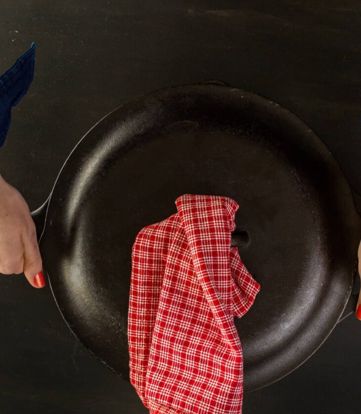 cleaning cast iron skillet