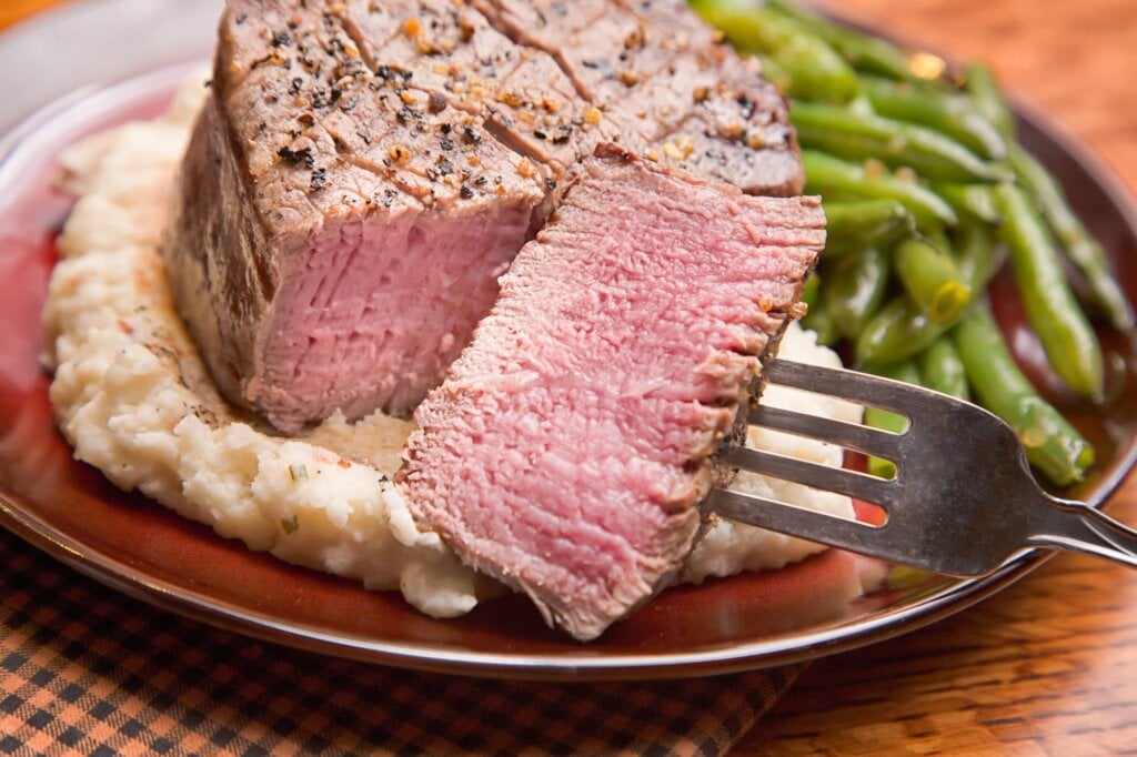 air fryer filet mignon with mashed potatoes and green beans